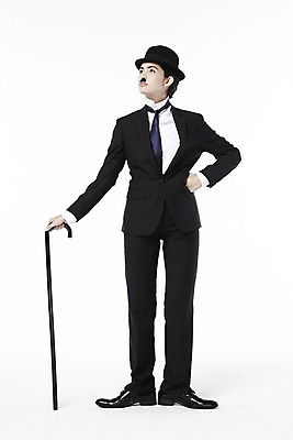 포토 JPG 스튜디오촬영 전신 외국인 해외기획촬영 직업 모자 2012년태국 잡화 여자 허리손 포즈 모션 지팡이 넥타이 수염 실내 한명 서기 들기 누끼 사람 정장 20대 성인 앞모습 재킷 자신감 클래식 배우 영화배우 매니시 매니시룩 찰리채플린 마임 중절모 콧수염 남장 페도라 여자만 여자한명만 성인여자만 청년만 청년여자만 성인한명만 청년여자한명만 성인여자한명만 성인만 국내포토 모자_잡화 1 옷 감정 뷰포인트 컨셉 인종 청년 내부 외투 연예인 파일형식