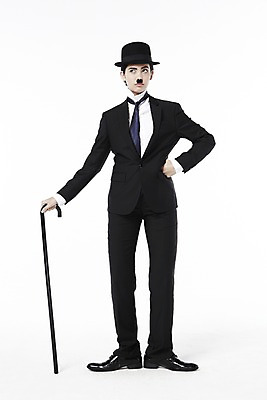 포토 JPG 스튜디오촬영 전신 외국인 해외기획촬영 직업 모자 2012년태국 잡화 여자 허리손 포즈 모션 지팡이 넥타이 수염 실내 한명 서기 들기 누끼 사람 정장 20대 성인 앞모습 재킷 자신감 클래식 배우 영화배우 매니시 매니시룩 찰리채플린 마임 중절모 콧수염 남장 페도라 여자만 여자한명만 성인여자만 청년만 청년여자만 성인한명만 청년여자한명만 성인여자한명만 성인만 국내포토 모자_잡화 1 옷 감정 뷰포인트 컨셉 인종 청년 내부 외투 연예인 파일형식