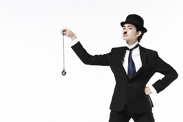 포토 JPG 스튜디오촬영 외국인 해외기획촬영 직업 모자 2012년태국 잡화 여자 시계 허리손 포즈 모션 넥타이 수염 실내 한명 서기 들기 누끼 사람 정장 상반신 20대 성인 앞모습 재킷 시간 자신감 클래식 배우 영화배우 매니시 매니시룩 찰리채플린 마임 중절모 콧수염 남장 페도라 회중시계 여자만 여자한명만 성인여자만 청년만 청년여자만 성인한명만 청년여자한명만 성인여자한명만 성인만 국내포토 모자_잡화 1 옷 감정 뷰포인트 컨셉 인종 청년 내부 외투 연예인 파일형식