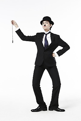 포토 JPG 스튜디오촬영 전신 외국인 해외기획촬영 직업 모자 2012년태국 잡화 여자 시계 허리손 포즈 모션 넥타이 수염 실내 한명 서기 들기 누끼 사람 정장 20대 성인 앞모습 재킷 시간 자신감 클래식 배우 영화배우 매니시 매니시룩 찰리채플린 마임 중절모 콧수염 남장 페도라 회중시계 여자만 여자한명만 성인여자만 청년만 청년여자만 성인한명만 청년여자한명만 성인여자한명만 성인만 국내포토 모자_잡화 1 옷 감정 뷰포인트 컨셉 인종 청년 내부 외투 연예인 파일형식