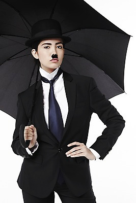 포토 JPG 스튜디오촬영 외국인 해외기획촬영 직업 모자 2012년태국 잡화 여자 허리손 포즈 우산 모션 넥타이 수염 실내 한명 서기 들기 누끼 사람 정장 상반신 20대 성인 앞모습 재킷 자신감 클래식 배우 영화배우 매니시 매니시룩 찰리채플린 마임 중절모 콧수염 남장 페도라 여자만 여자한명만 성인여자만 청년만 청년여자만 성인한명만 청년여자한명만 성인여자한명만 성인만 국내포토 모자_잡화 1 옷 감정 뷰포인트 컨셉 인종 청년 내부 외투 연예인 파일형식