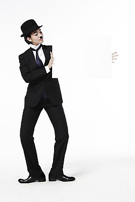 포토 JPG 스튜디오촬영 전신 외국인 해외기획촬영 직업 모자 배너 2012년태국 잡화 여자 포즈 모션 넥타이 수염 안내 사각프레임 프레임 광고판 실내 틀 한명 서기 들기 누끼 사람 정장 20대 성인 앞모습 재킷 자신감 클래식 배우 영화배우 매니시 매니시룩 찰리채플린 마임 알림 중절모 콧수염 남장 페도라 여자만 여자한명만 성인여자만 청년만 청년여자만 성인한명만 청년여자한명만 성인여자한명만 성인만 국내포토 모자_잡화 1 옷 감정 뷰포인트 컨셉 알림판 인종 청년 내부 사각형 외투 판 연예인 파일형식