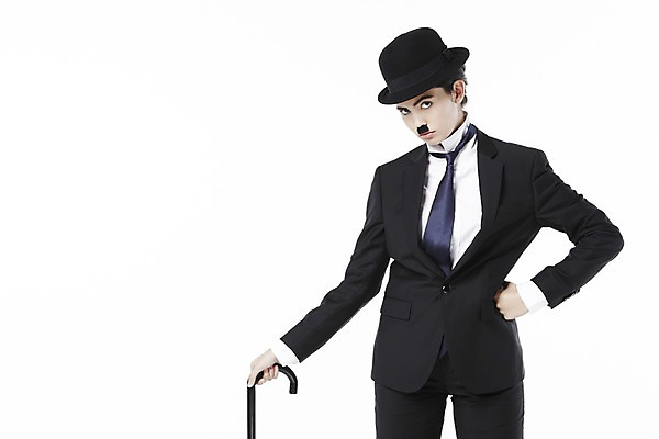 포토 JPG 스튜디오촬영 외국인 해외기획촬영 직업 모자 2012년태국 잡화 여자 허리손 포즈 모션 지팡이 넥타이 수염 실내 한명 서기 들기 누끼 사람 정장 20대 성인 앞모습 재킷 자신감 클래식 배우 영화배우 매니시 매니시룩 찰리채플린 마임 중절모 콧수염 남장 페도라 여자만 여자한명만 성인여자만 청년만 청년여자만 성인한명만 청년여자한명만 성인여자한명만 성인만 국내포토 모자_잡화 1 옷 감정 뷰포인트 컨셉 인종 청년 내부 외투 연예인 파일형식