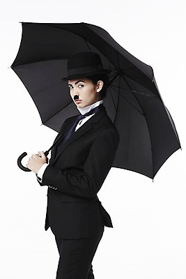 포토 JPG 스튜디오촬영 외국인 해외기획촬영 직업 모자 2012년태국 잡화 여자 포즈 우산 모션 넥타이 수염 실내 한명 서기 들기 누끼 사람 정장 20대 성인 재킷 자신감 클래식 배우 영화배우 매니시 매니시룩 찰리채플린 마임 중절모 콧수염 남장 페도라 여자만 여자한명만 성인여자만 청년만 청년여자만 성인한명만 청년여자한명만 성인여자한명만 성인만 국내포토 모자_잡화 1 옷 감정 컨셉 인종 청년 내부 외투 연예인 파일형식