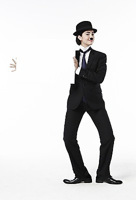 포토 JPG 스튜디오촬영 전신 외국인 해외기획촬영 직업 모자 배너 2012년태국 잡화 여자 포즈 모션 넥타이 수염 안내 사각프레임 프레임 광고판 실내 틀 한명 서기 미소 웃음 들기 누끼 사람 정장 20대 성인 앞모습 재킷 자신감 클래식 배우 영화배우 매니시 매니시룩 찰리채플린 마임 알림 중절모 콧수염 남장 페도라 여자만 여자한명만 성인여자만 청년만 청년여자만 성인한명만 청년여자한명만 성인여자한명만 성인만 국내포토 모자_잡화 1 옷 감정 뷰포인트 컨셉 알림판 표정 인종 청년 내부 사각형 외투 판 연예인 파일형식