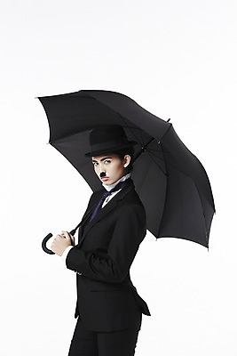 포토 JPG 스튜디오촬영 외국인 해외기획촬영 직업 모자 2012년태국 잡화 여자 포즈 우산 모션 넥타이 수염 실내 한명 서기 들기 누끼 사람 정장 20대 성인 재킷 자신감 클래식 배우 영화배우 매니시 매니시룩 찰리채플린 마임 중절모 콧수염 남장 페도라 여자만 여자한명만 성인여자만 청년만 청년여자만 성인한명만 청년여자한명만 성인여자한명만 성인만 국내포토 모자_잡화 1 옷 감정 컨셉 인종 청년 내부 외투 연예인 파일형식