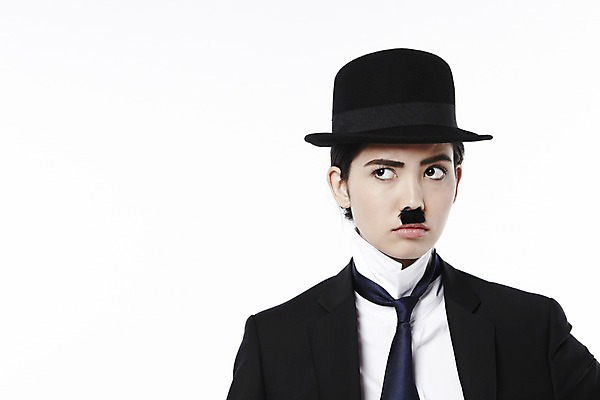 포토 JPG 스튜디오촬영 외국인 해외기획촬영 직업 모자 2012년태국 잡화 여자 포즈 모션 넥타이 수염 실내 한명 서기 누끼 사람 정장 상반신 20대 성인 앞모습 재킷 자신감 클래식 배우 영화배우 매니시 매니시룩 찰리채플린 마임 중절모 콧수염 남장 페도라 여자만 여자한명만 성인여자만 청년만 청년여자만 성인한명만 청년여자한명만 성인여자한명만 성인만 국내포토 모자_잡화 1 옷 감정 뷰포인트 컨셉 인종 청년 내부 외투 연예인 파일형식