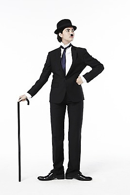 포토 JPG 스튜디오촬영 전신 외국인 해외기획촬영 직업 모자 2012년태국 잡화 여자 허리손 포즈 모션 지팡이 넥타이 수염 실내 한명 서기 들기 누끼 사람 정장 20대 성인 앞모습 재킷 자신감 클래식 배우 영화배우 매니시 매니시룩 찰리채플린 마임 중절모 콧수염 남장 페도라 여자만 여자한명만 성인여자만 청년만 청년여자만 성인한명만 청년여자한명만 성인여자한명만 성인만 국내포토 모자_잡화 1 옷 감정 뷰포인트 컨셉 인종 청년 내부 외투 연예인 파일형식