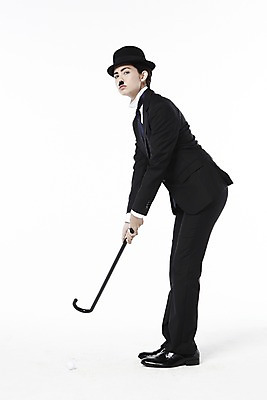 포토 JPG 스튜디오촬영 전신 외국인 해외기획촬영 직업 모자 2012년태국 잡화 여자 스포츠 포즈 골프 공 모션 지팡이 넥타이 골프공 수염 실내 한명 서기 들기 누끼 사람 정장 20대 성인 운동 재킷 자신감 클래식 배우 영화배우 매니시 매니시룩 찰리채플린 마임 중절모 콧수염 남장 페도라 여자만 여자한명만 성인여자만 청년만 청년여자만 성인한명만 청년여자한명만 성인여자한명만 성인만 국내포토 모자_잡화 1 옷 감정 컨셉 골프용품 건강 인종 청년 내부 구기 외투 연예인 파일형식