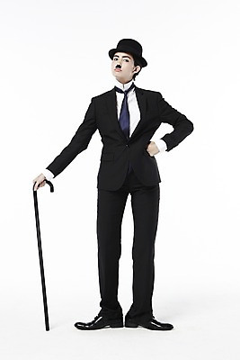 포토 JPG 스튜디오촬영 전신 외국인 해외기획촬영 직업 모자 2012년태국 잡화 여자 허리손 포즈 모션 지팡이 넥타이 수염 실내 한명 서기 들기 누끼 사람 정장 20대 성인 앞모습 재킷 자신감 클래식 배우 영화배우 매니시 매니시룩 찰리채플린 마임 중절모 콧수염 남장 페도라 여자만 여자한명만 성인여자만 청년만 청년여자만 성인한명만 청년여자한명만 성인여자한명만 성인만 국내포토 모자_잡화 1 옷 감정 뷰포인트 컨셉 인종 청년 내부 외투 연예인 파일형식