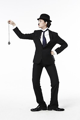 포토 JPG 스튜디오촬영 전신 외국인 해외기획촬영 직업 모자 2012년태국 잡화 여자 시계 허리손 포즈 모션 넥타이 수염 실내 한명 서기 들기 누끼 사람 정장 20대 성인 재킷 시간 자신감 클래식 배우 영화배우 매니시 매니시룩 찰리채플린 마임 중절모 콧수염 남장 페도라 회중시계 여자만 여자한명만 성인여자만 청년만 청년여자만 성인한명만 청년여자한명만 성인여자한명만 성인만 국내포토 모자_잡화 1 옷 감정 컨셉 인종 청년 내부 외투 연예인 파일형식