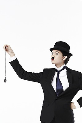 포토 JPG 스튜디오촬영 외국인 해외기획촬영 직업 모자 2012년태국 잡화 여자 시계 허리손 포즈 모션 넥타이 수염 실내 한명 서기 들기 누끼 사람 정장 상반신 20대 성인 앞모습 재킷 시간 자신감 클래식 배우 영화배우 매니시 매니시룩 찰리채플린 마임 중절모 콧수염 남장 페도라 회중시계 여자만 여자한명만 성인여자만 청년만 청년여자만 성인한명만 청년여자한명만 성인여자한명만 성인만 국내포토 모자_잡화 1 옷 감정 뷰포인트 컨셉 인종 청년 내부 외투 연예인 파일형식