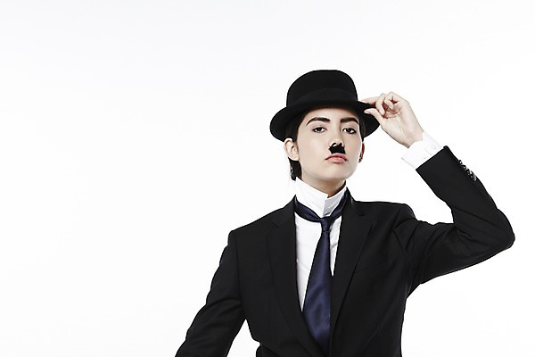 포토 JPG 스튜디오촬영 외국인 해외기획촬영 직업 모자 2012년태국 잡화 여자 포즈 모션 넥타이 수염 실내 한명 서기 누끼 사람 정장 상반신 20대 성인 앞모습 재킷 자신감 클래식 배우 영화배우 매니시 매니시룩 찰리채플린 마임 중절모 콧수염 남장 페도라 여자만 여자한명만 성인여자만 청년만 청년여자만 성인한명만 청년여자한명만 성인여자한명만 성인만 국내포토 모자_잡화 1 옷 감정 뷰포인트 컨셉 인종 청년 내부 외투 연예인 파일형식