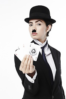 포토 JPG 스튜디오촬영 외국인 해외기획촬영 직업 모자 2012년태국 잡화 여자 포즈 모션 넥타이 수염 실내 한명 서기 들기 누끼 사람 정장 상반신 20대 성인 앞모습 재킷 자신감 트럼프 클래식 배우 영화배우 매니시 매니시룩 찰리채플린 마임 중절모 콧수염 포커 남장 페도라 여자만 여자한명만 성인여자만 청년만 청년여자만 성인한명만 청년여자한명만 성인여자한명만 성인만 국내포토 모자_잡화 1 옷 감정 뷰포인트 컨셉 인종 청년 내부 놀이용품 외투 게임 연예인 파일형식