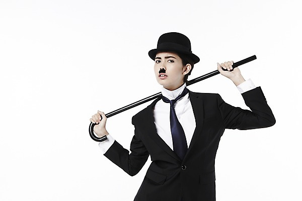 포토 JPG 스튜디오촬영 외국인 해외기획촬영 직업 모자 2012년태국 잡화 여자 포즈 모션 지팡이 넥타이 수염 실내 한명 서기 들기 누끼 사람 정장 상반신 20대 성인 앞모습 재킷 자신감 클래식 배우 영화배우 매니시 매니시룩 찰리채플린 마임 중절모 콧수염 남장 페도라 여자만 여자한명만 성인여자만 청년만 청년여자만 성인한명만 청년여자한명만 성인여자한명만 성인만 국내포토 모자_잡화 1 옷 감정 뷰포인트 컨셉 인종 청년 내부 외투 연예인 파일형식