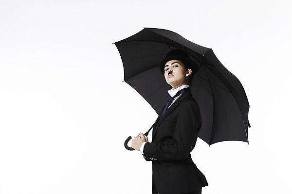 포토 JPG 스튜디오촬영 외국인 해외기획촬영 직업 모자 2012년태국 잡화 여자 포즈 우산 모션 넥타이 수염 실내 한명 서기 들기 누끼 사람 정장 상반신 20대 성인 재킷 자신감 클래식 배우 영화배우 매니시 매니시룩 찰리채플린 마임 중절모 콧수염 남장 페도라 여자만 여자한명만 성인여자만 청년만 청년여자만 성인한명만 청년여자한명만 성인여자한명만 성인만 국내포토 모자_잡화 1 옷 감정 컨셉 인종 청년 내부 외투 연예인 파일형식