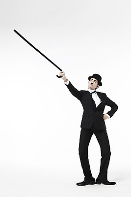 포토 JPG 스튜디오촬영 전신 외국인 해외기획촬영 직업 모자 2012년태국 잡화 여자 허리손 포즈 모션 지팡이 넥타이 수염 실내 한명 서기 들기 누끼 사람 정장 20대 성인 앞모습 재킷 가리킴 자신감 클래식 배우 영화배우 매니시 매니시룩 찰리채플린 마임 중절모 콧수염 남장 페도라 여자만 여자한명만 성인여자만 청년만 청년여자만 성인한명만 청년여자한명만 성인여자한명만 성인만 국내포토 모자_잡화 1 옷 감정 뷰포인트 컨셉 인종 손짓 청년 내부 외투 연예인 파일형식