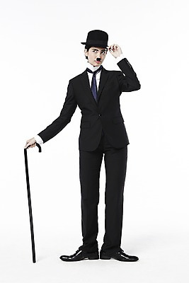 포토 JPG 스튜디오촬영 전신 외국인 해외기획촬영 직업 모자 2012년태국 잡화 여자 포즈 모션 지팡이 넥타이 수염 실내 한명 서기 들기 누끼 사람 정장 20대 성인 앞모습 재킷 자신감 클래식 배우 영화배우 매니시 매니시룩 찰리채플린 마임 중절모 콧수염 남장 페도라 여자만 여자한명만 성인여자만 청년만 청년여자만 성인한명만 청년여자한명만 성인여자한명만 성인만 국내포토 모자_잡화 1 옷 감정 뷰포인트 컨셉 인종 청년 내부 외투 연예인 파일형식