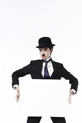 포토 JPG 스튜디오촬영 외국인 해외기획촬영 직업 모자 배너 2012년태국 잡화 여자 포즈 모션 넥타이 수염 안내 사각프레임 프레임 광고판 실내 틀 한명 서기 들기 누끼 사람 정장 20대 성인 앞모습 재킷 자신감 클래식 배우 영화배우 매니시 매니시룩 찰리채플린 마임 알림 중절모 콧수염 남장 페도라 여자만 여자한명만 성인여자만 청년만 청년여자만 성인한명만 청년여자한명만 성인여자한명만 성인만 국내포토 모자_잡화 1 옷 감정 뷰포인트 컨셉 알림판 인종 청년 내부 사각형 외투 판 연예인 파일형식