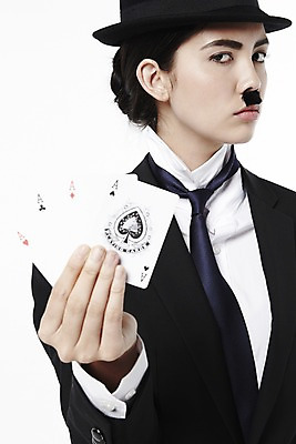 포토 JPG 스튜디오촬영 외국인 해외기획촬영 직업 모자 2012년태국 잡화 여자 포즈 모션 넥타이 수염 실내 한명 서기 들기 누끼 사람 정장 상반신 20대 성인 재킷 자신감 트럼프 클래식 배우 영화배우 매니시 매니시룩 찰리채플린 마임 중절모 콧수염 포커 남장 페도라 여자만 여자한명만 성인여자만 청년만 청년여자만 성인한명만 청년여자한명만 성인여자한명만 성인만 국내포토 모자_잡화 1 옷 감정 컨셉 인종 청년 내부 놀이용품 외투 게임 연예인 파일형식