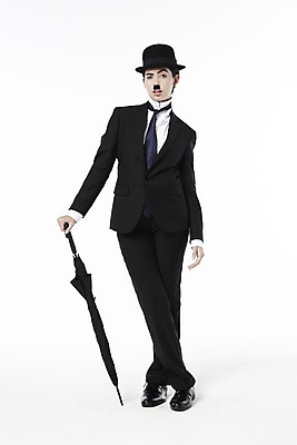 포토 JPG 스튜디오촬영 전신 외국인 해외기획촬영 직업 모자 2012년태국 잡화 여자 포즈 우산 모션 넥타이 수염 실내 한명 서기 들기 누끼 사람 정장 20대 성인 앞모습 재킷 자신감 클래식 배우 영화배우 매니시 매니시룩 찰리채플린 마임 중절모 콧수염 남장 페도라 여자만 여자한명만 성인여자만 청년만 청년여자만 성인한명만 청년여자한명만 성인여자한명만 성인만 국내포토 모자_잡화 1 옷 감정 뷰포인트 컨셉 인종 청년 내부 외투 연예인 파일형식