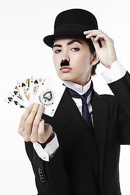 포토 JPG 스튜디오촬영 외국인 해외기획촬영 직업 모자 2012년태국 잡화 여자 포즈 모션 넥타이 수염 실내 한명 서기 들기 누끼 사람 정장 상반신 20대 성인 앞모습 재킷 자신감 트럼프 클래식 배우 영화배우 매니시 매니시룩 찰리채플린 마임 중절모 콧수염 포커 남장 페도라 여자만 여자한명만 성인여자만 청년만 청년여자만 성인한명만 청년여자한명만 성인여자한명만 성인만 국내포토 모자_잡화 1 옷 감정 뷰포인트 컨셉 인종 청년 내부 놀이용품 외투 게임 연예인 파일형식