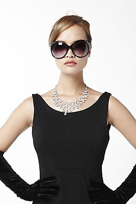 포토 JPG 스튜디오촬영 외국인 해외기획촬영 직업 2012년태국 드레스 원피스 여자 허리손 포즈 장갑 목걸이 장신구 모션 실내 한명 서기 누끼 사람 상반신 20대 성인 앞모습 선글라스 자신감 배우 영화배우 보석 오드리헵번 여자만 여자한명만 성인여자만 청년만 청년여자만 성인한명만 청년여자한명만 성인여자한명만 성인만 국내포토 1 잡화 옷 감정 안경 뷰포인트 인종 청년 내부 광석 연예인 파일형식