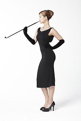 포토 JPG 스튜디오촬영 전신 외국인 해외기획촬영 직업 2012년태국 드레스 원피스 여자 구두 포즈 장갑 목걸이 장신구 모션 흡연 담배 실내 한명 서기 들기 누끼 사람 20대 성인 옆모습 자신감 배우 영화배우 하이힐 보석 오드리헵번 담뱃대 여자만 여자한명만 성인여자만 청년만 청년여자만 성인한명만 청년여자한명만 성인여자한명만 성인만 국내포토 1 잡화 옷 감정 뷰포인트 신발 인종 청년 내부 여성화 광석 연예인 파일형식