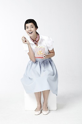 포토 JPG 스튜디오촬영 전신 외국인 해외기획촬영 직업 2012년태국 여자 음식 포즈 모션 디저트 실내 한명 미소 웃음 들기 누끼 사람 앉기 20대 성인 앞모습 치마 과자 스카프 자신감 배우 영화배우 오드리헵번 영화관 영화 블라우스 팝콘 영화감상 여자만 여자한명만 성인여자만 청년만 청년여자만 성인한명만 청년여자한명만 성인여자한명만 성인만 국내포토 1 감정 뷰포인트 상의 하의 문화예술 표정 인종 청년 내부 목도리 감상 극장 연예인 파일형식