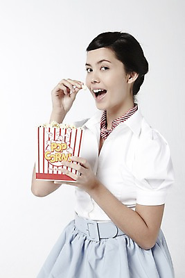 포토 JPG 스튜디오촬영 외국인 해외기획촬영 직업 2012년태국 여자 음식 포즈 모션 디저트 실내 한명 서기 미소 웃음 들기 누끼 사람 20대 성인 치마 과자 스카프 자신감 배우 영화배우 오드리헵번 영화관 영화 블라우스 팝콘 영화감상 여자만 여자한명만 성인여자만 청년만 청년여자만 성인한명만 청년여자한명만 성인여자한명만 성인만 국내포토 1 감정 상의 하의 문화예술 표정 인종 청년 내부 목도리 감상 극장 연예인 파일형식