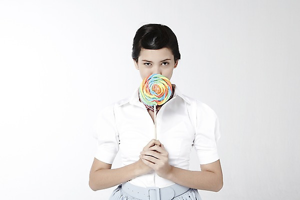 포토 JPG 스튜디오촬영 외국인 해외기획촬영 직업 2012년태국 여자 음식 포즈 모션 디저트 실내 막대사탕 사탕 한명 서기 들기 누끼 사람 상반신 20대 성인 앞모습 스카프 자신감 배우 영화배우 오드리헵번 블라우스 여자만 여자한명만 성인여자만 청년만 청년여자만 성인한명만 청년여자한명만 성인여자한명만 성인만 국내포토 1 감정 뷰포인트 상의 인종 청년 내부 목도리 연예인 파일형식