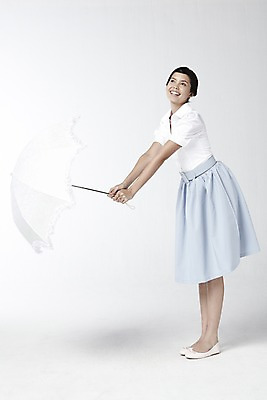 포토 JPG 스튜디오촬영 전신 외국인 해외기획촬영 직업 2012년태국 여자 포즈 모션 실내 한명 서기 미소 웃음 들기 누끼 사람 20대 성인 치마 스카프 자신감 배우 영화배우 오드리헵번 블라우스 양산 여자만 여자한명만 성인여자만 청년만 청년여자만 성인한명만 청년여자한명만 성인여자한명만 성인만 국내포토 1 감정 상의 하의 표정 인종 청년 내부 목도리 연예인 파일형식