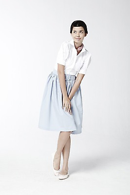 포토 JPG 스튜디오촬영 전신 외국인 해외기획촬영 직업 2012년태국 여자 포즈 모션 실내 한명 서기 미소 웃음 누끼 사람 20대 성인 앞모습 치마 스카프 자신감 배우 영화배우 오드리헵번 블라우스 여자만 여자한명만 성인여자만 청년만 청년여자만 성인한명만 청년여자한명만 성인여자한명만 성인만 국내포토 1 감정 뷰포인트 상의 하의 표정 인종 청년 내부 목도리 연예인 파일형식