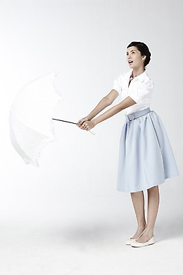 포토 JPG 스튜디오촬영 전신 외국인 해외기획촬영 직업 2012년태국 여자 포즈 모션 실내 한명 서기 들기 누끼 사람 20대 성인 치마 스카프 자신감 배우 영화배우 오드리헵번 블라우스 양산 여자만 여자한명만 성인여자만 청년만 청년여자만 성인한명만 청년여자한명만 성인여자한명만 성인만 국내포토 1 감정 상의 하의 인종 청년 내부 목도리 연예인 파일형식