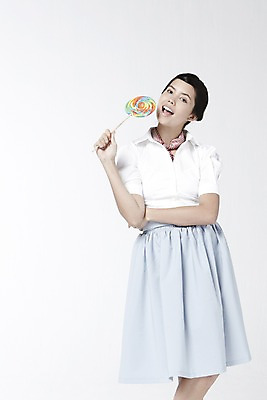 포토 JPG 스튜디오촬영 외국인 해외기획촬영 직업 2012년태국 여자 음식 포즈 모션 디저트 실내 막대사탕 사탕 한명 서기 미소 웃음 들기 누끼 사람 20대 성인 앞모습 치마 스카프 자신감 배우 영화배우 오드리헵번 블라우스 여자만 여자한명만 성인여자만 청년만 청년여자만 성인한명만 청년여자한명만 성인여자한명만 성인만 국내포토 1 감정 뷰포인트 상의 하의 표정 인종 청년 내부 목도리 연예인 파일형식