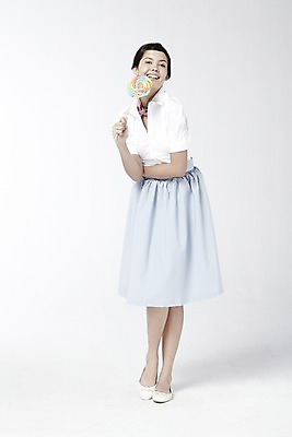 포토 JPG 스튜디오촬영 전신 외국인 해외기획촬영 직업 2012년태국 여자 음식 포즈 모션 디저트 실내 막대사탕 사탕 한명 서기 미소 웃음 들기 누끼 사람 20대 성인 앞모습 치마 스카프 자신감 배우 영화배우 오드리헵번 블라우스 여자만 여자한명만 성인여자만 청년만 청년여자만 성인한명만 청년여자한명만 성인여자한명만 성인만 국내포토 1 감정 뷰포인트 상의 하의 표정 인종 청년 내부 목도리 연예인 파일형식