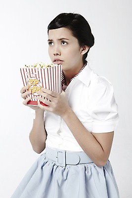 포토 JPG 스튜디오촬영 외국인 해외기획촬영 직업 2012년태국 여자 음식 포즈 모션 디저트 실내 한명 서기 들기 누끼 사람 20대 성인 치마 과자 스카프 자신감 배우 영화배우 무서움 오드리헵번 영화관 영화 블라우스 공포 팝콘 공포영화 영화감상 여자만 여자한명만 성인여자만 청년만 청년여자만 성인한명만 청년여자한명만 성인여자한명만 성인만 국내포토 1 감정 상의 하의 문화예술 인종 청년 내부 목도리 감상 극장 연예인 파일형식