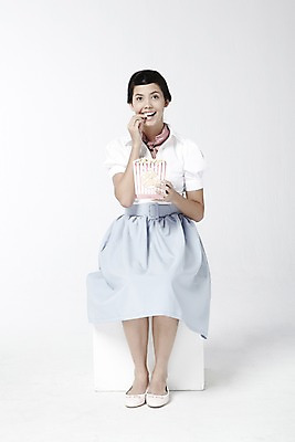 포토 JPG 스튜디오촬영 전신 외국인 해외기획촬영 직업 2012년태국 여자 음식 포즈 모션 디저트 실내 한명 미소 웃음 들기 누끼 사람 앉기 20대 성인 앞모습 치마 과자 스카프 자신감 배우 영화배우 오드리헵번 영화관 영화 블라우스 팝콘 영화감상 여자만 여자한명만 성인여자만 청년만 청년여자만 성인한명만 청년여자한명만 성인여자한명만 성인만 국내포토 1 감정 뷰포인트 상의 하의 문화예술 표정 인종 청년 내부 목도리 감상 극장 연예인 파일형식