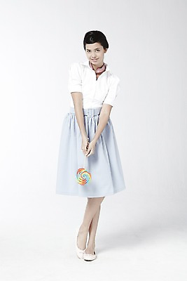 포토 JPG 스튜디오촬영 전신 외국인 해외기획촬영 직업 2012년태국 여자 음식 포즈 모션 디저트 실내 막대사탕 사탕 한명 서기 미소 웃음 들기 누끼 사람 20대 성인 앞모습 치마 스카프 자신감 배우 영화배우 오드리헵번 블라우스 여자만 여자한명만 성인여자만 청년만 청년여자만 성인한명만 청년여자한명만 성인여자한명만 성인만 국내포토 1 감정 뷰포인트 상의 하의 표정 인종 청년 내부 목도리 연예인 파일형식