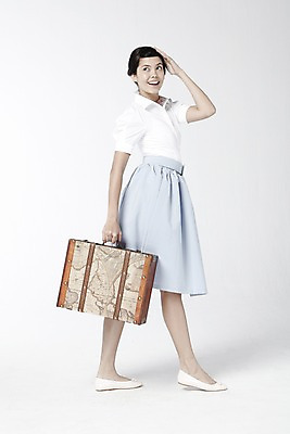 포토 JPG 스튜디오촬영 전신 외국인 해외기획촬영 직업 2012년태국 여자 여행 포즈 가방 모션 실내 한명 서기 미소 웃음 들기 누끼 사람 20대 성인 치마 여행가방 스카프 자신감 배우 영화배우 오드리헵번 블라우스 여자만 여자한명만 성인여자만 청년만 청년여자만 성인한명만 청년여자한명만 성인여자한명만 성인만 국내포토 1 잡화 감정 상의 하의 표정 인종 청년 내부 목도리 연예인 파일형식