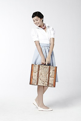 포토 JPG 스튜디오촬영 전신 외국인 해외기획촬영 직업 2012년태국 여자 여행 포즈 가방 모션 실내 한명 서기 미소 웃음 들기 누끼 사람 20대 성인 치마 여행가방 스카프 자신감 배우 영화배우 오드리헵번 블라우스 여자만 여자한명만 성인여자만 청년만 청년여자만 성인한명만 청년여자한명만 성인여자한명만 성인만 국내포토 1 잡화 감정 상의 하의 표정 인종 청년 내부 목도리 연예인 파일형식