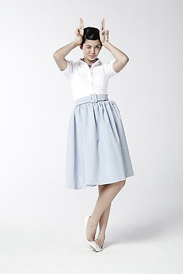 포토 JPG 스튜디오촬영 전신 외국인 해외기획촬영 직업 2012년태국 여자 포즈 모션 실내 윙크 한명 서기 미소 웃음 누끼 사람 손짓 20대 성인 앞모습 치마 귀여움 스카프 자신감 배우 영화배우 오드리헵번 블라우스 여자만 여자한명만 성인여자만 청년만 청년여자만 성인한명만 청년여자한명만 성인여자한명만 성인만 국내포토 1 감정 뷰포인트 컨셉 상의 하의 표정 인종 청년 내부 목도리 연예인 파일형식