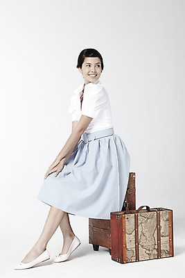 포토 JPG 스튜디오촬영 전신 외국인 해외기획촬영 직업 2012년태국 여자 여행 포즈 가방 모션 실내 한명 미소 웃음 누끼 사람 앉기 20대 성인 치마 캐리어 여행가방 스카프 자신감 배우 영화배우 오드리헵번 블라우스 여자만 여자한명만 성인여자만 청년만 청년여자만 성인한명만 청년여자한명만 성인여자한명만 성인만 국내포토 1 잡화 감정 상의 하의 표정 인종 청년 내부 목도리 연예인 파일형식