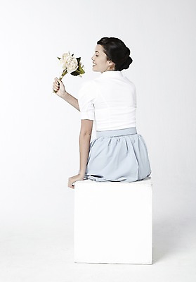 포토 JPG 스튜디오촬영 전신 외국인 식물 해외기획촬영 직업 2012년태국 여자 꽃 꽃다발 포즈 모션 실내 한명 미소 웃음 들기 누끼 사람 앉기 20대 성인 뒷모습 치마 스카프 자신감 배우 영화배우 오드리헵번 블라우스 여자만 여자한명만 성인여자만 청년만 청년여자만 성인한명만 청년여자한명만 성인여자한명만 성인만 국내포토 1 감정 뷰포인트 상의 하의 표정 인종 청년 내부 목도리 연예인 파일형식