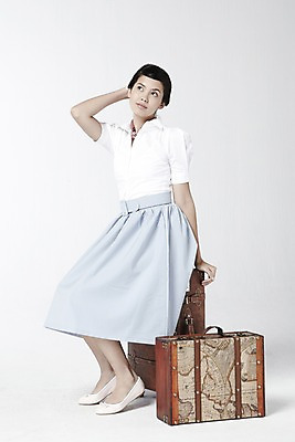 포토 JPG 스튜디오촬영 전신 외국인 해외기획촬영 직업 2012년태국 여자 여행 포즈 가방 모션 실내 한명 누끼 사람 앉기 20대 성인 치마 캐리어 여행가방 스카프 자신감 배우 영화배우 오드리헵번 블라우스 여자만 여자한명만 성인여자만 청년만 청년여자만 성인한명만 청년여자한명만 성인여자한명만 성인만 국내포토 1 잡화 감정 상의 하의 인종 청년 내부 목도리 연예인 파일형식