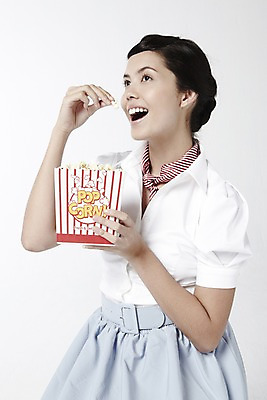 포토 JPG 스튜디오촬영 외국인 해외기획촬영 직업 2012년태국 여자 음식 포즈 모션 디저트 실내 한명 서기 미소 웃음 들기 누끼 사람 20대 성인 치마 과자 스카프 자신감 배우 영화배우 오드리헵번 영화관 영화 블라우스 팝콘 영화감상 여자만 여자한명만 성인여자만 청년만 청년여자만 성인한명만 청년여자한명만 성인여자한명만 성인만 국내포토 1 감정 상의 하의 문화예술 표정 인종 청년 내부 목도리 감상 극장 연예인 파일형식