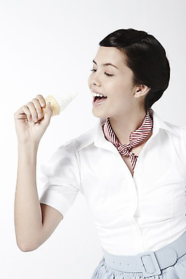 포토 JPG 스튜디오촬영 외국인 해외기획촬영 직업 2012년태국 여자 음식 포즈 모션 아이스크림 디저트 실내 한명 서기 미소 웃음 들기 누끼 사람 상반신 20대 성인 스카프 자신감 배우 영화배우 오드리헵번 블라우스 소프트아이스크림 여자만 여자한명만 성인여자만 청년만 청년여자만 성인한명만 청년여자한명만 성인여자한명만 성인만 국내포토 1 감정 상의 표정 인종 청년 내부 목도리 연예인 파일형식