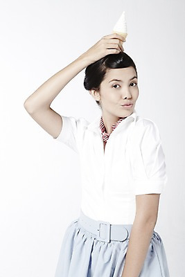 포토 JPG 스튜디오촬영 외국인 해외기획촬영 직업 2012년태국 여자 음식 포즈 모션 아이스크림 디저트 실내 한명 서기 미소 웃음 들기 누끼 사람 20대 성인 앞모습 치마 스카프 자신감 배우 영화배우 오드리헵번 블라우스 소프트아이스크림 여자만 여자한명만 성인여자만 청년만 청년여자만 성인한명만 청년여자한명만 성인여자한명만 성인만 국내포토 1 감정 뷰포인트 상의 하의 표정 인종 청년 내부 목도리 연예인 파일형식