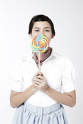 포토 JPG 스튜디오촬영 외국인 해외기획촬영 직업 2012년태국 여자 음식 포즈 모션 디저트 실내 막대사탕 사탕 한명 서기 미소 웃음 들기 누끼 사람 상반신 20대 성인 앞모습 스카프 자신감 배우 영화배우 오드리헵번 블라우스 여자만 여자한명만 성인여자만 청년만 청년여자만 성인한명만 청년여자한명만 성인여자한명만 성인만 국내포토 1 감정 뷰포인트 상의 표정 인종 청년 내부 목도리 연예인 파일형식