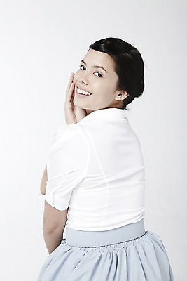 포토 JPG 스튜디오촬영 외국인 해외기획촬영 직업 2012년태국 여자 포즈 모션 실내 한명 미소 웃음 누끼 사람 앉기 상반신 20대 성인 뒷모습 치마 스카프 자신감 배우 영화배우 오드리헵번 블라우스 여자만 여자한명만 성인여자만 청년만 청년여자만 성인한명만 청년여자한명만 성인여자한명만 성인만 국내포토 1 감정 뷰포인트 상의 하의 표정 인종 청년 내부 목도리 연예인 파일형식